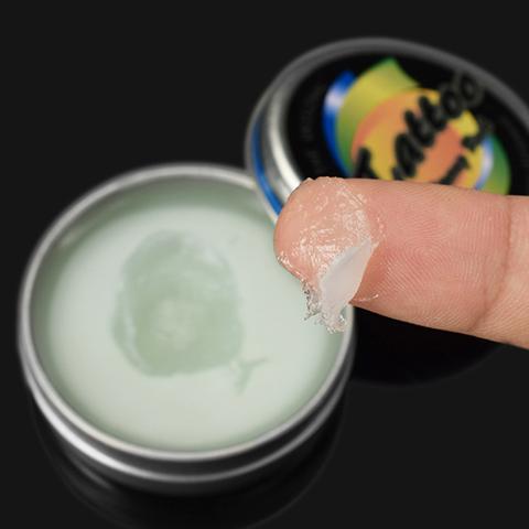Un dedo con una crema